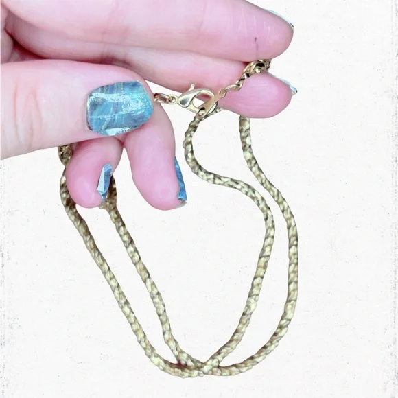 4447. Goldtone Thick Chain - Picture 2 of 3